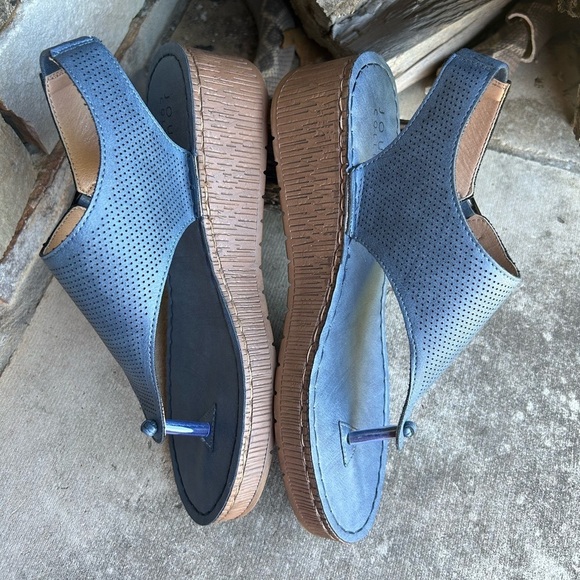 Journee Mckell women’s wedge heel blue sandals w/double buckle Sz-7.5. K - Picture 4 of 11